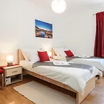 Split Inn Apartments شقة